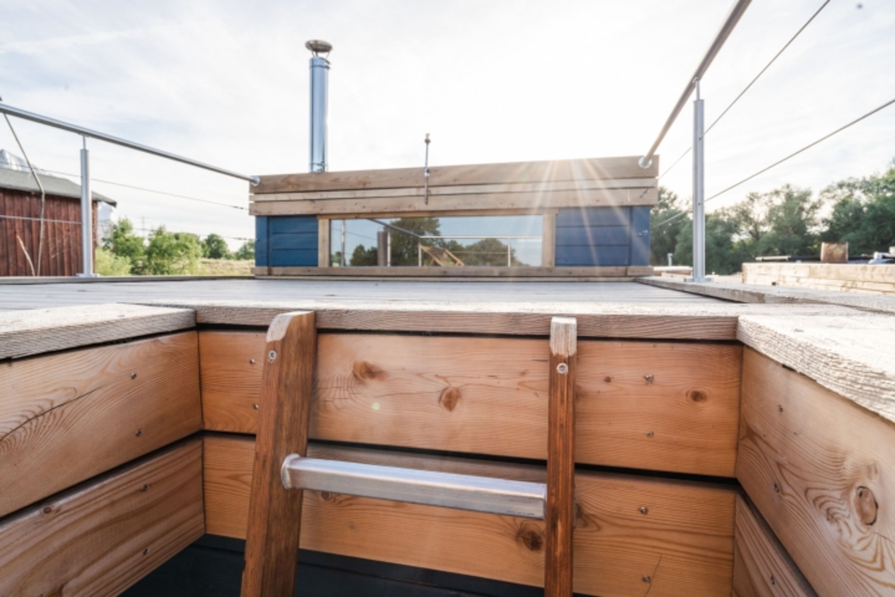 Leiter zur Dachterrasse, auf der man vier Liegestühle findet (hier nicht zu sehen)
