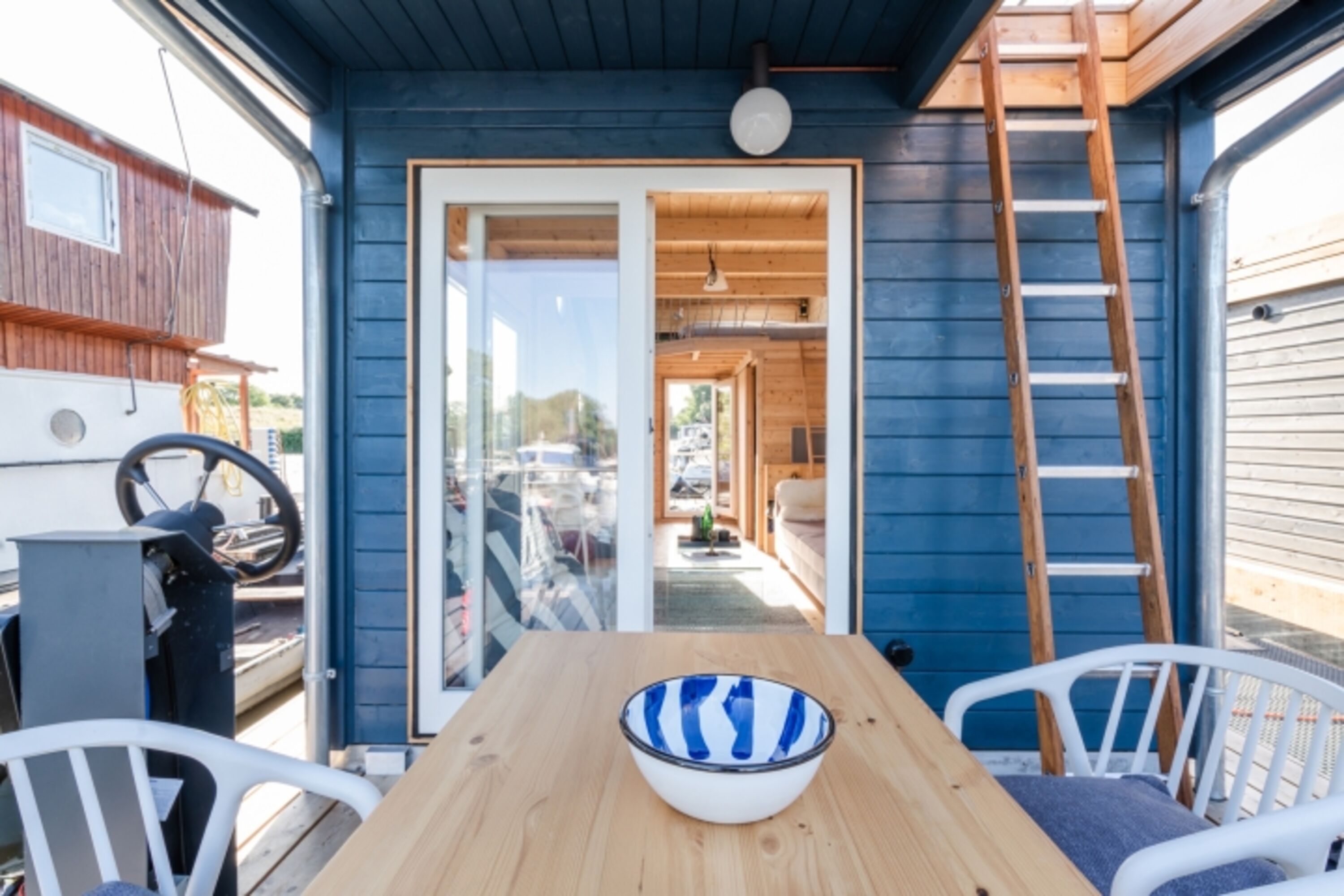 Die Terrasse mit Esstisch, die Leiter rechts führt zur Dachterrasse