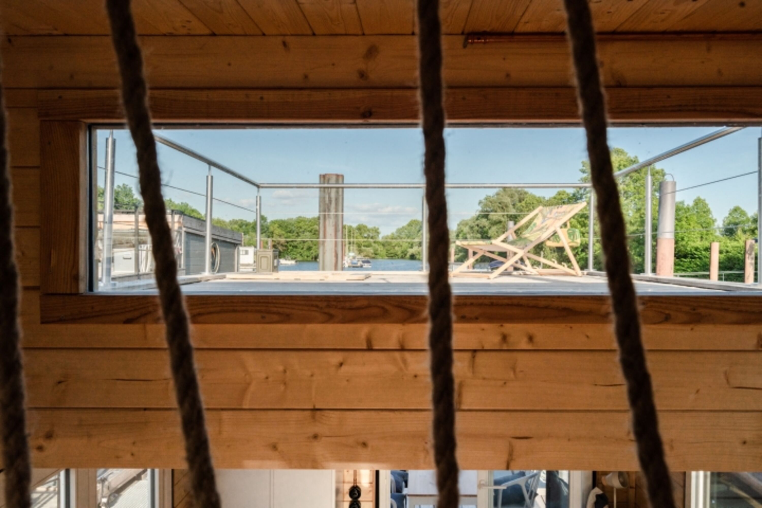Blick von der Schlafebene auf die Dachterrasse (der Zugang zur Dachterrasse ist außen)