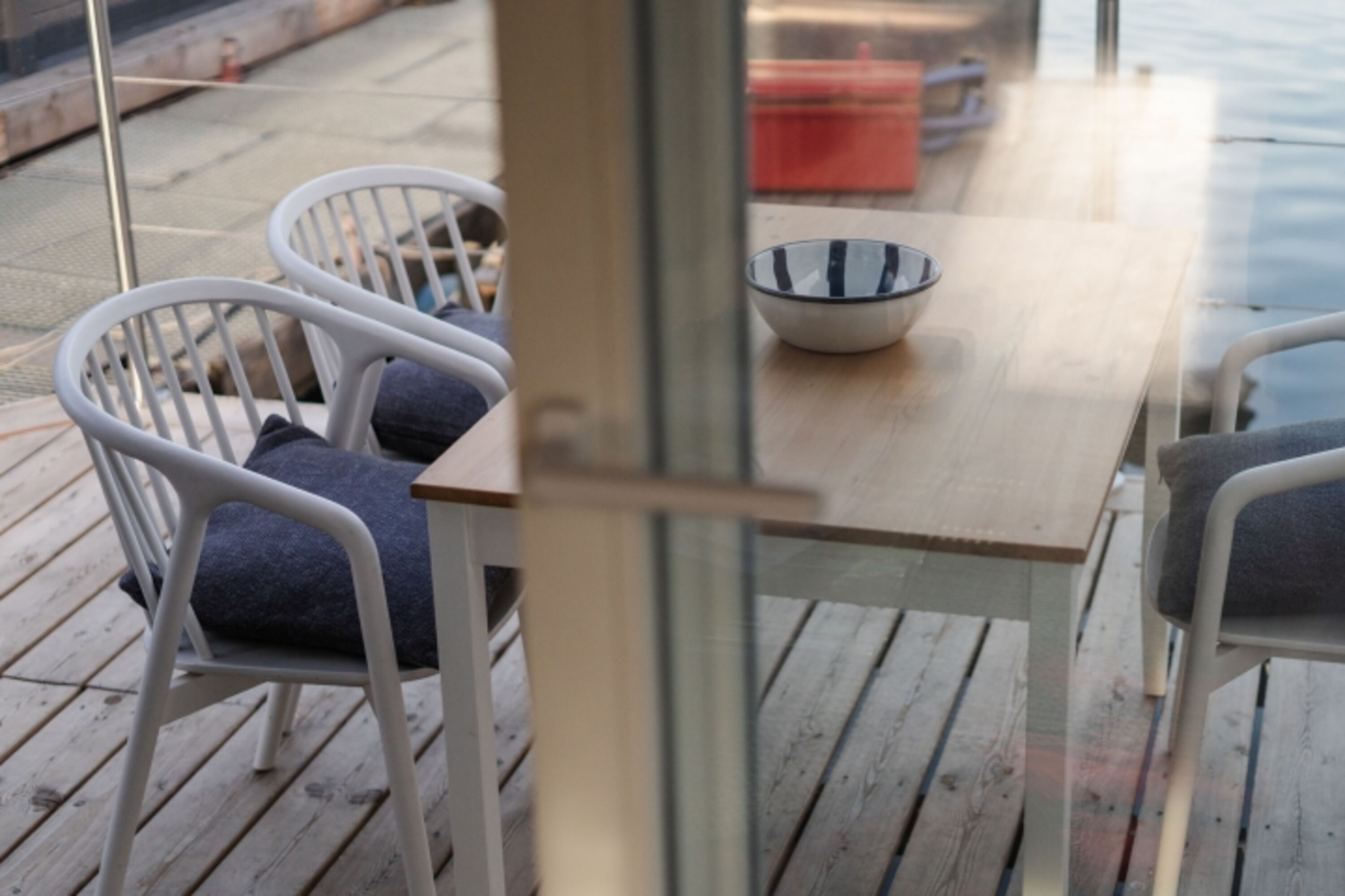Blick auf die Terrasse von innen