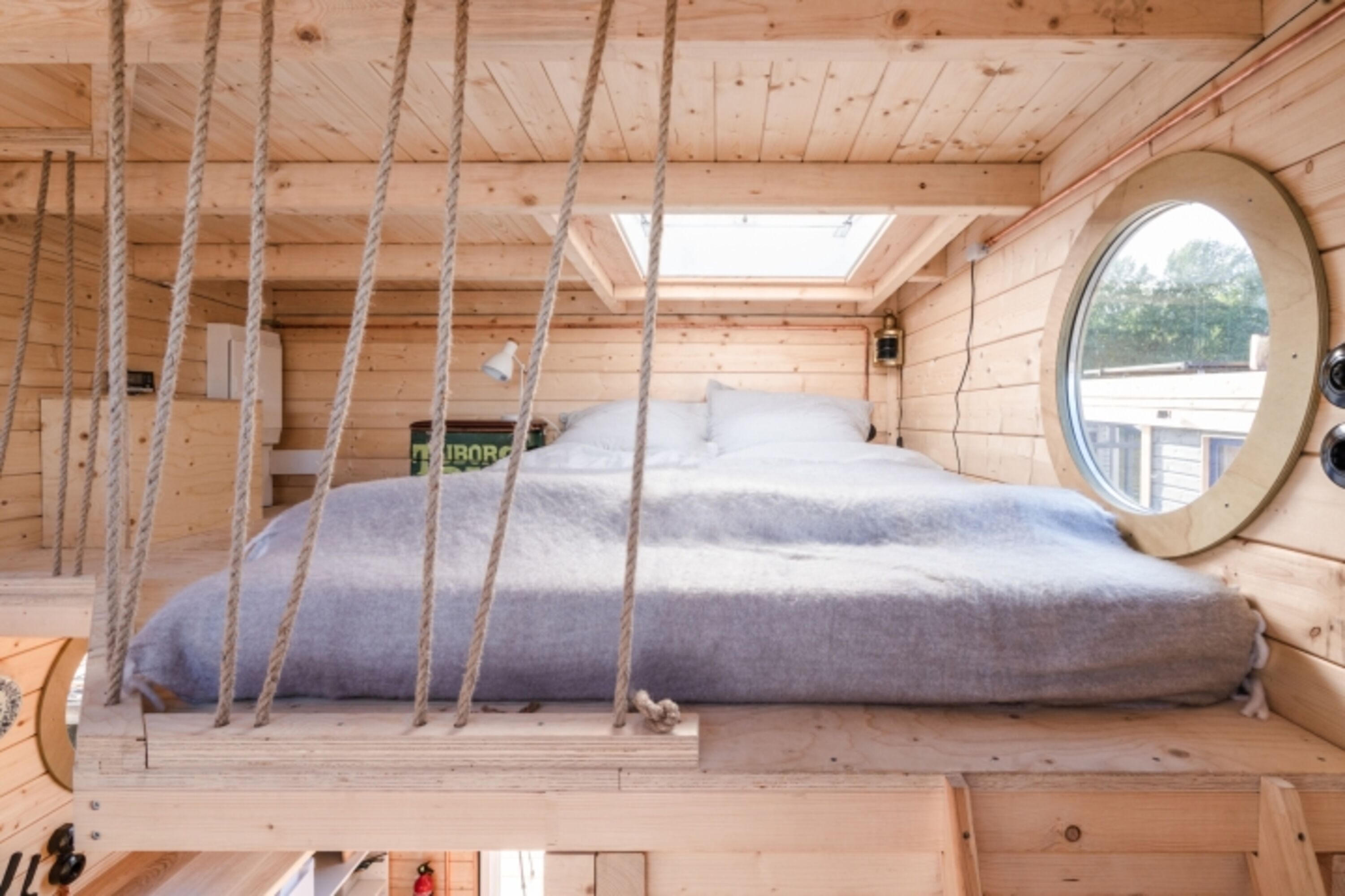 Das Bett auf der Schlafebene: 1,60 x 2,00 m groß; es gibt ein Dachfenster