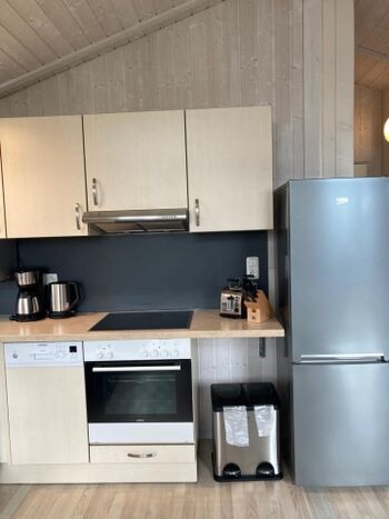 Küche mit Kühl-Gefrierkombination