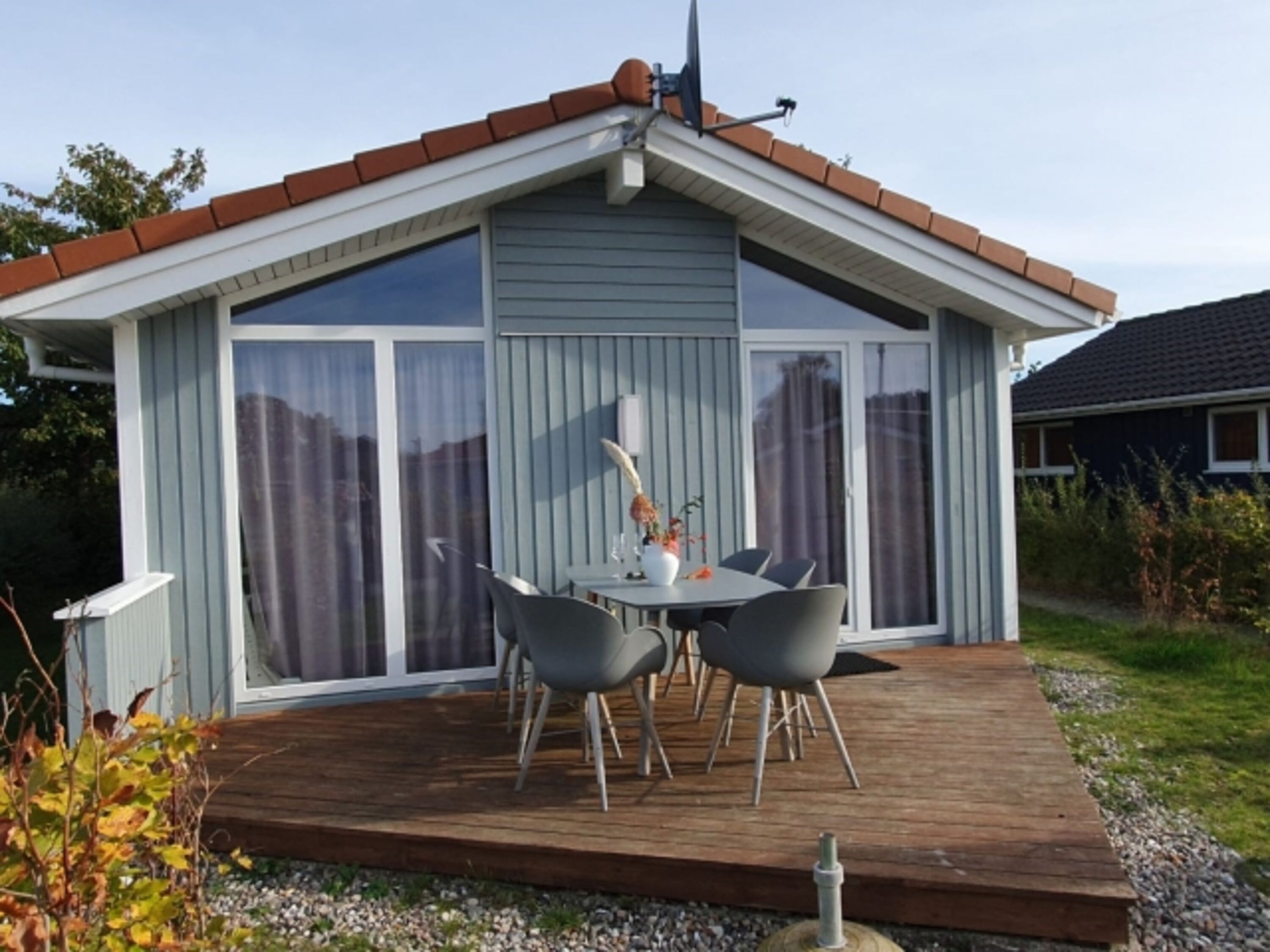 Hausansicht mit Terrasse