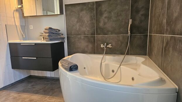 Bad mit Whirlbadewanne