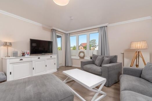 Seehof Bansin - Wohnzimmer mit Zugang zum Balkon