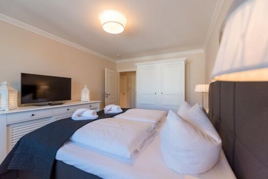 Seehof Bansin - Schlafzimmer mit Boxspringbett und Kleiderschrank