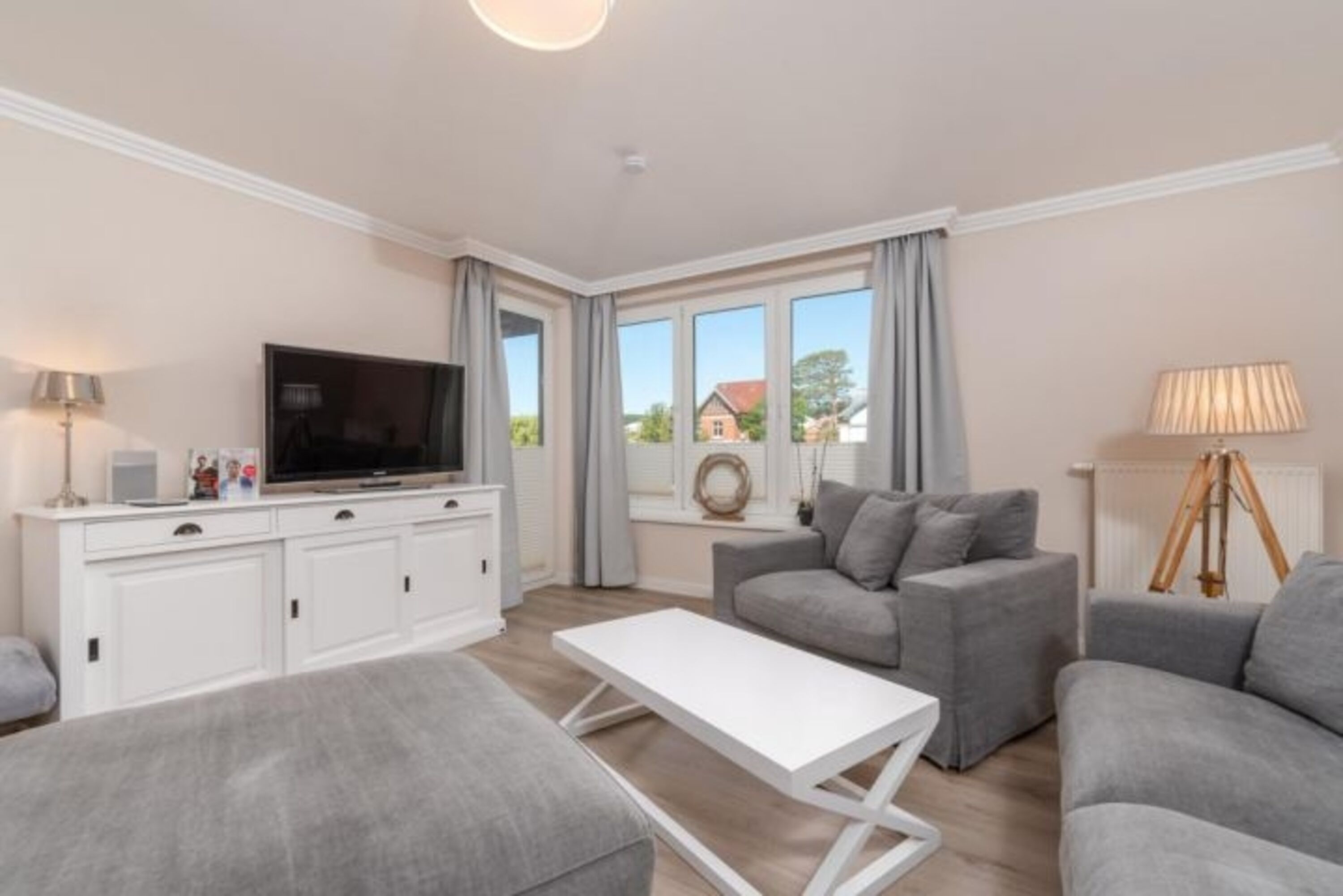 Seehof Bansin - Wohnzimmer mit Zugang zum Balkon