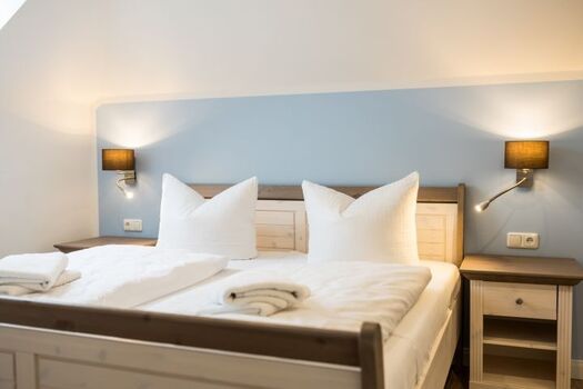 Haus Jule - Boxspringbett im Schlafzimmer im Erdgeschoss