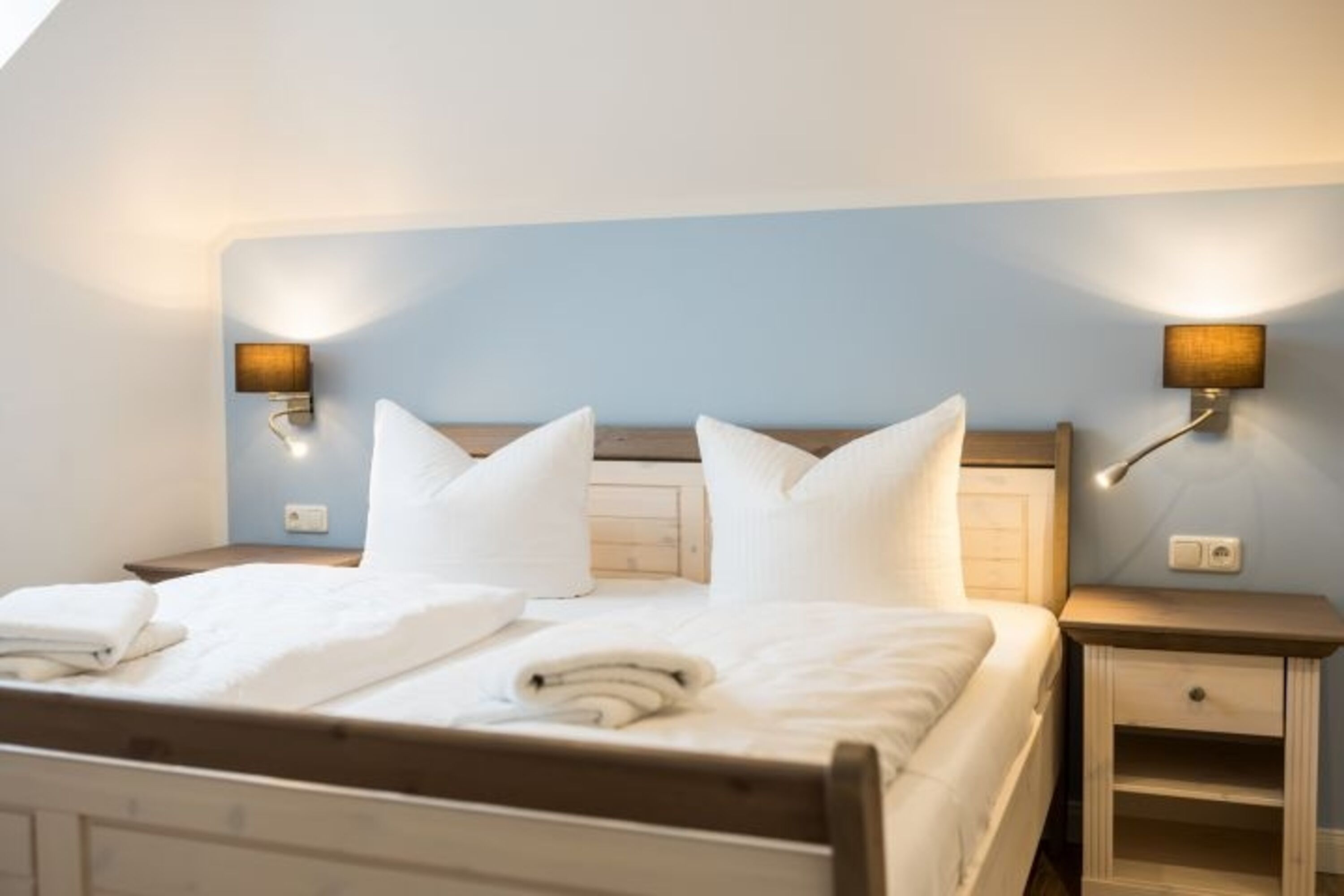 Haus Jule - Boxspringbett im Schlafzimmer im Erdgeschoss