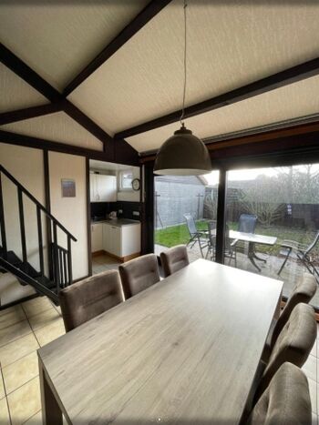 Essecke mit Sicht in den Garten