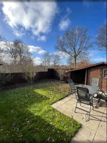 abgeschlossener Sonnengarten mit Schuppen