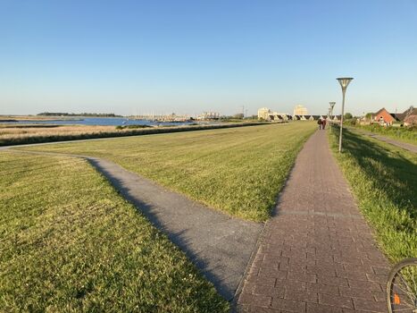 Deichweg und Radpromenade bei der Marina