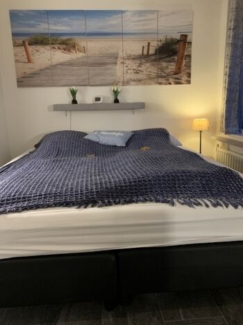 Schlafzimmer mit Boxspringbett