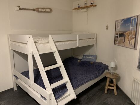 2. Schlafzimmer mit großem Etagenbett