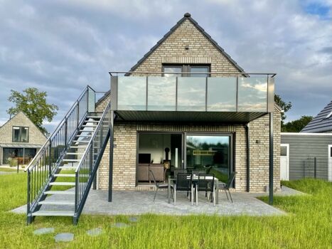 Front mit Balkon und Terasse