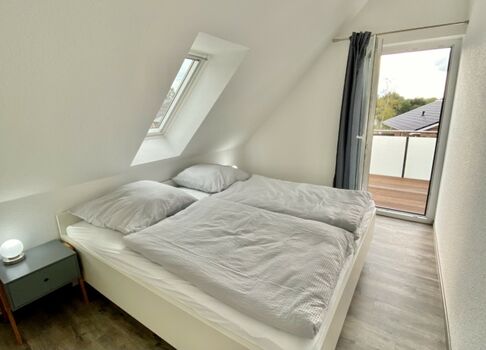 2. Schlafzimmer im OG mit Balkonzugang