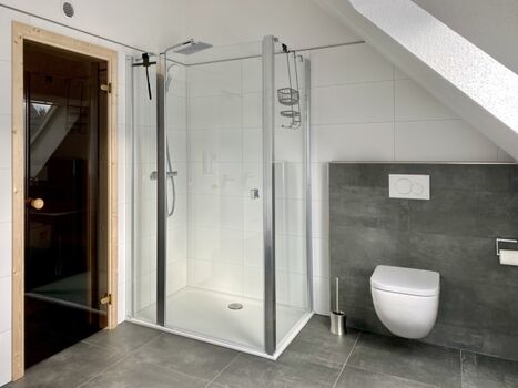 Dusche und Sauna im Obergeschoss