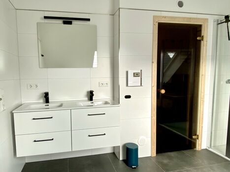 Grosses Bad im Obergeschoss