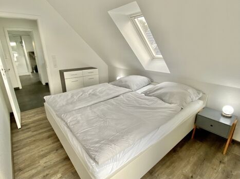 2. Schlafzimmer im OG mit Balkonzugang