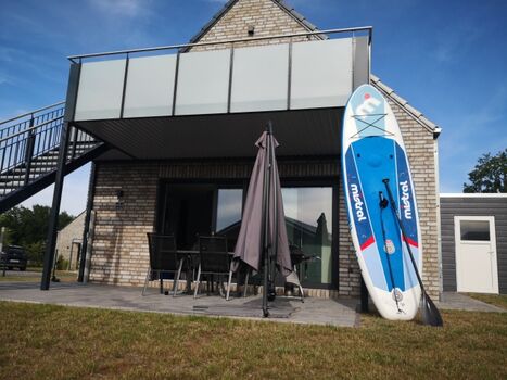 Front mit Stand Up Paddle zur freien Nutzung