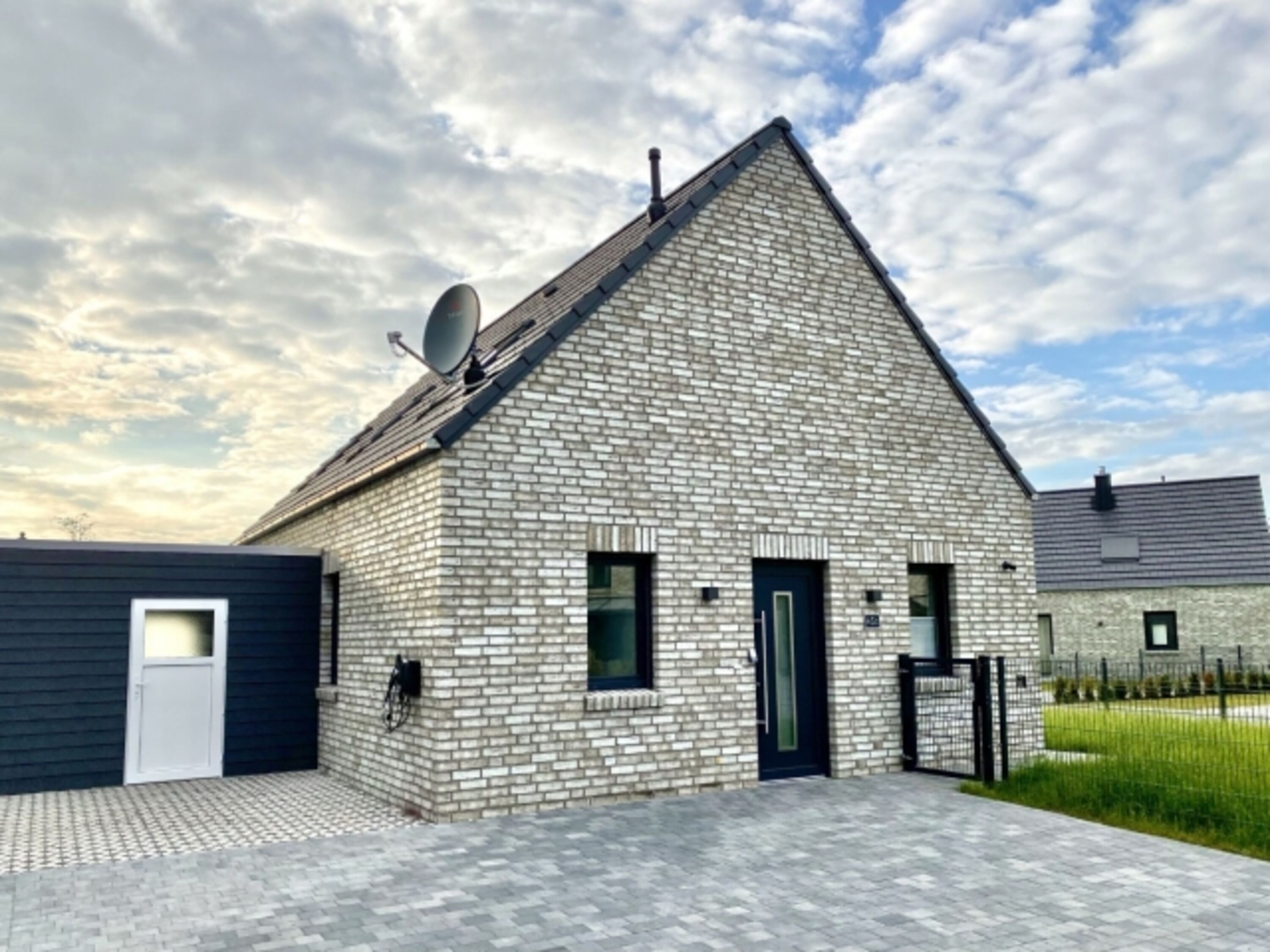 Eingang mit Parkplätzen und Wallbox (11kW)