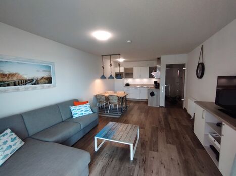 Wohnbereich mit Essplatz und Küche