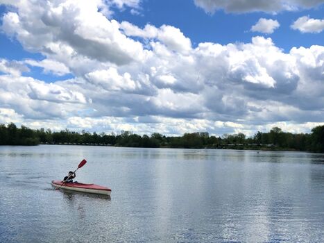 Dieses Kanu steht Ihnen für tolle Ausflüge auf dem See zur Verfügung