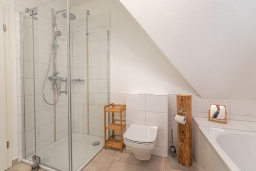 Badezimmer mit Badewanne, Dusche und WC im Obergeschoss