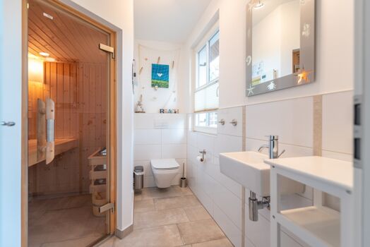 Bad mit Sauna, Dusche und WC im Ergeschoss