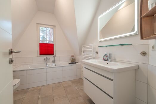 Badezimmer mit Badewanne, Dusche und WC im Obergeschoss
