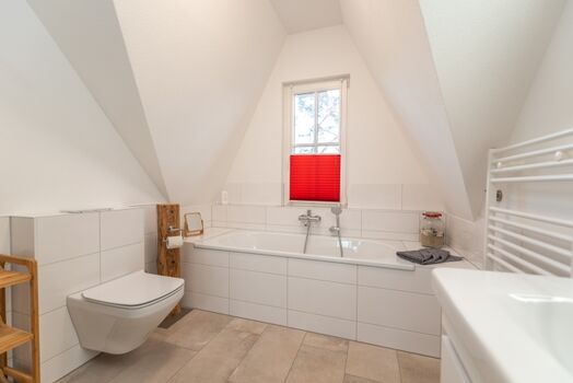Badezimmer mit Badewanne, Dusche und WC im Obergeschoss