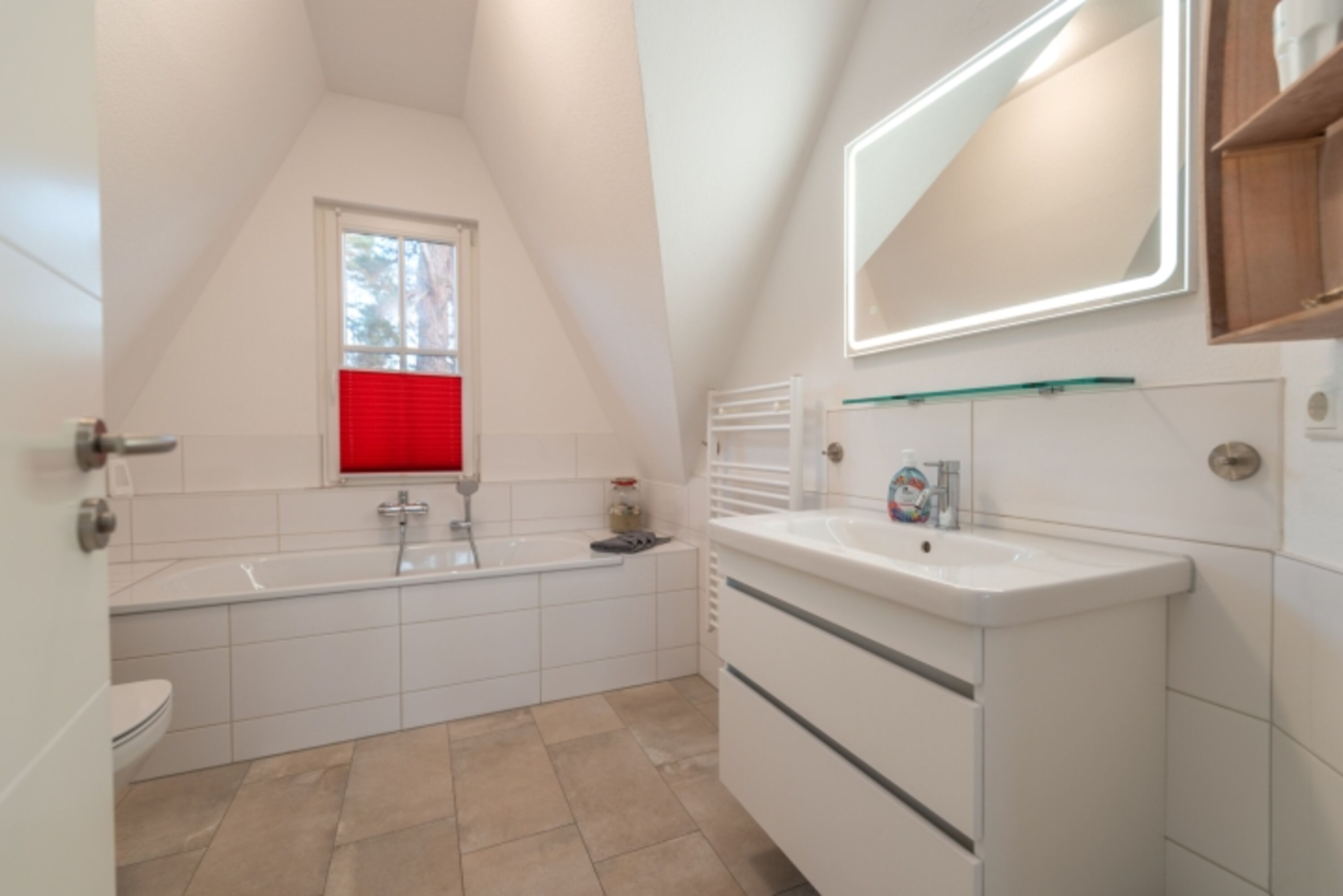Badezimmer mit Badewanne, Dusche und WC im Obergeschoss