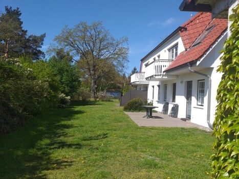 Rückseite des Objektes mit großzügiger Freifläche