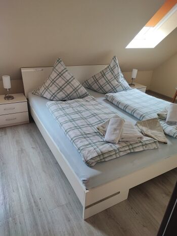 ein gemütliches Doppelbett für einen erholsamen Schlaf