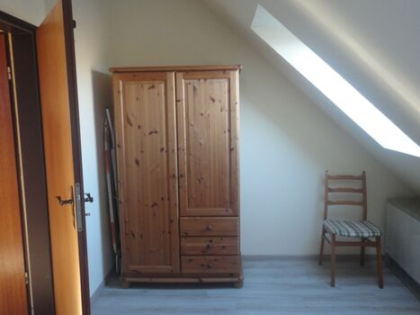 ein großer Schrank für Ihre Kleidung