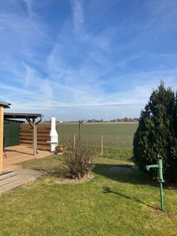 Blick vom Garten zur Terrasse