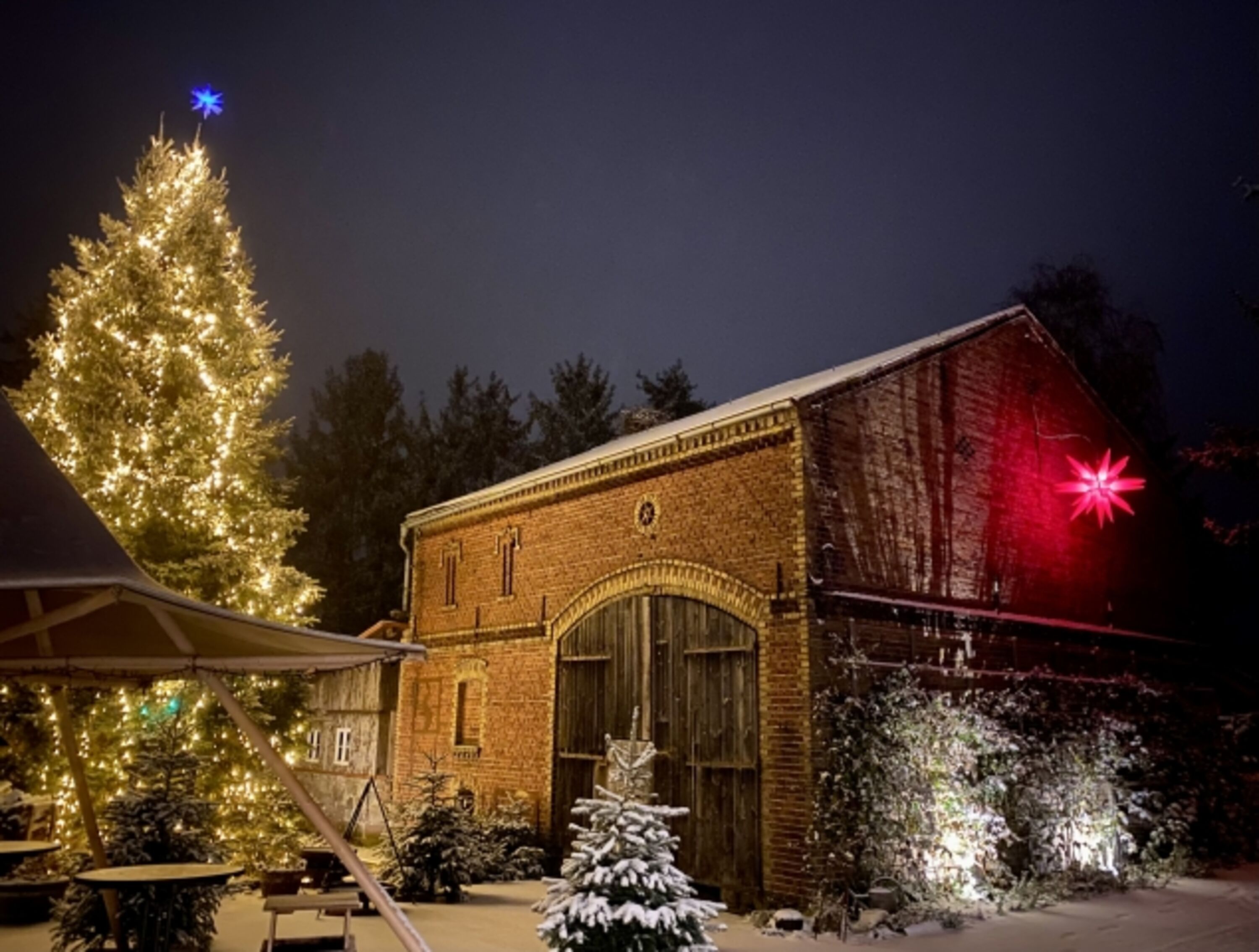 Winterlicher Blick auf die Kutschenscheune