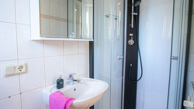 Bad mit Dusche und Fenster