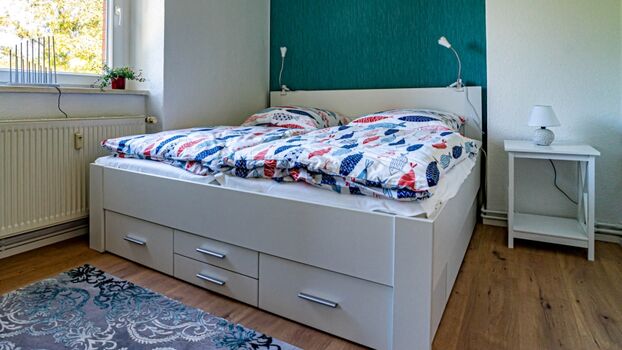 Doppelbett mit Stauraum