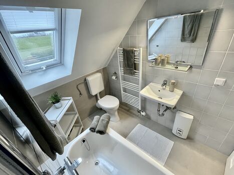 Tageslichtbad mit Duschwanne