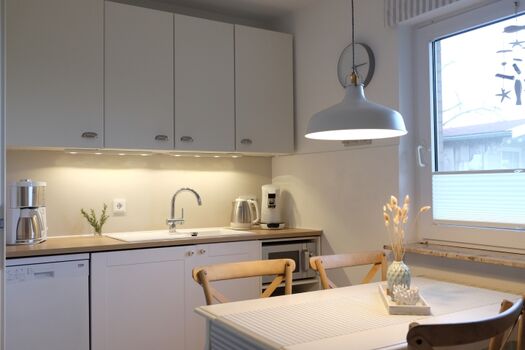 Küche mit ausziehbarem Esstisch