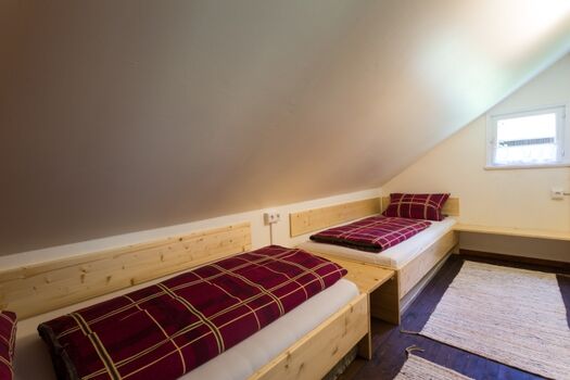 Separater Wohnraum mit zwei Einzelbetten