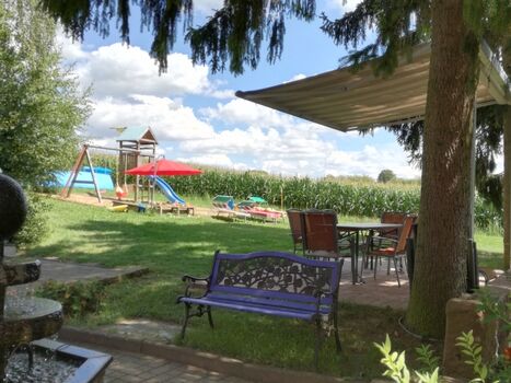 Viele Sitzplätze rund ums Haus, das ist der Ausblick von Ihrer Terrasse