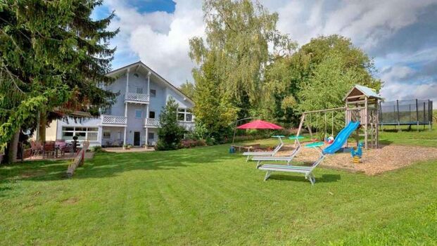 Blick aufs Haus mit Spielpaltz