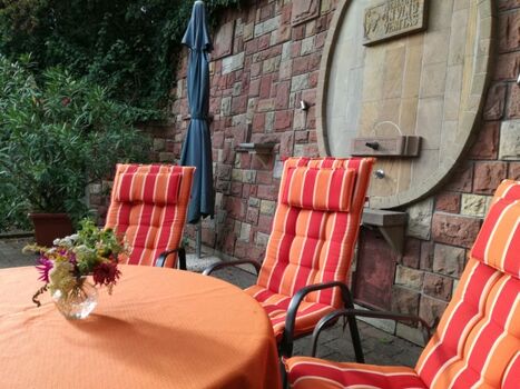 Viele Sitzplätze rund ums Haus