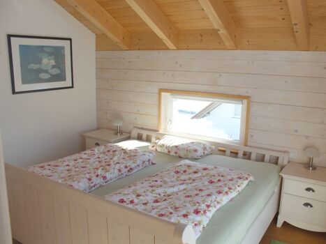 Schlafzimmer mit Doppelbett und Manufaktur Matratzen