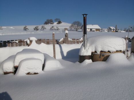 Schneeschippen sind vorhanden, Zufahrt wird geräumt!!!