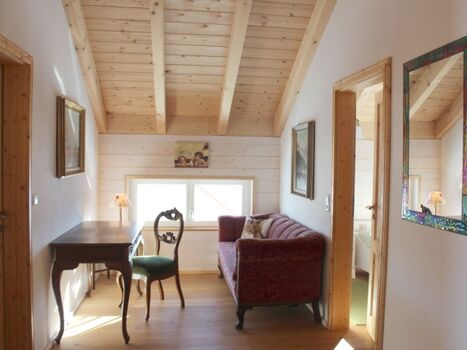 Ruhebereich in der Diele im DG mit Sofa und Schreibtisch