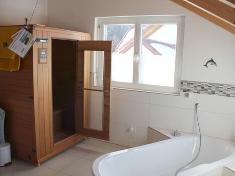 Infrarotkabine mit Radio, Dampfgerät und Sternenhimmel