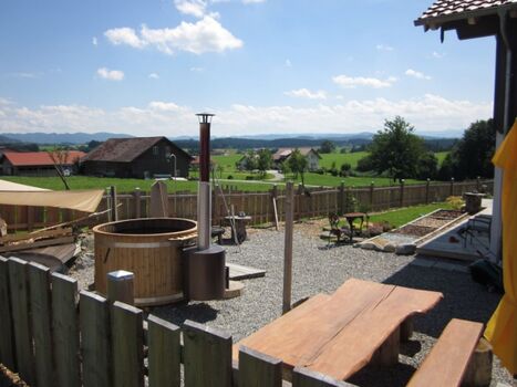 Hot Pot, Gartenbank und Grillplatz